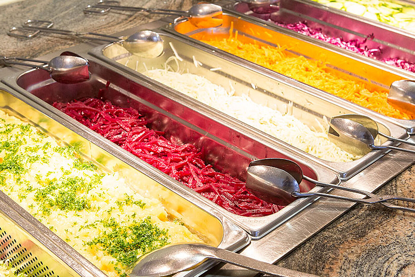 Selbstbedienungstheke für Salat mit frischen und gesunden Rohkostvarianten, wie z. B. grüner Salat, rote Beete, Karotten, Rettich ...