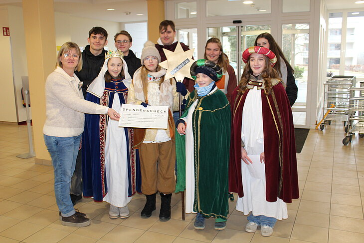 Cornelia Keller übergab einen symbolischen Scheck in Höhe von 400 Euro an die Sternsinger (Bild: Stefanie Ambacher)