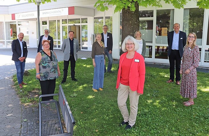 Gruppenfoto mit den vier Visitoren, Geschäftsführerin und Geschäftsführer der Klinik, Klinikmitarbeiterinnen