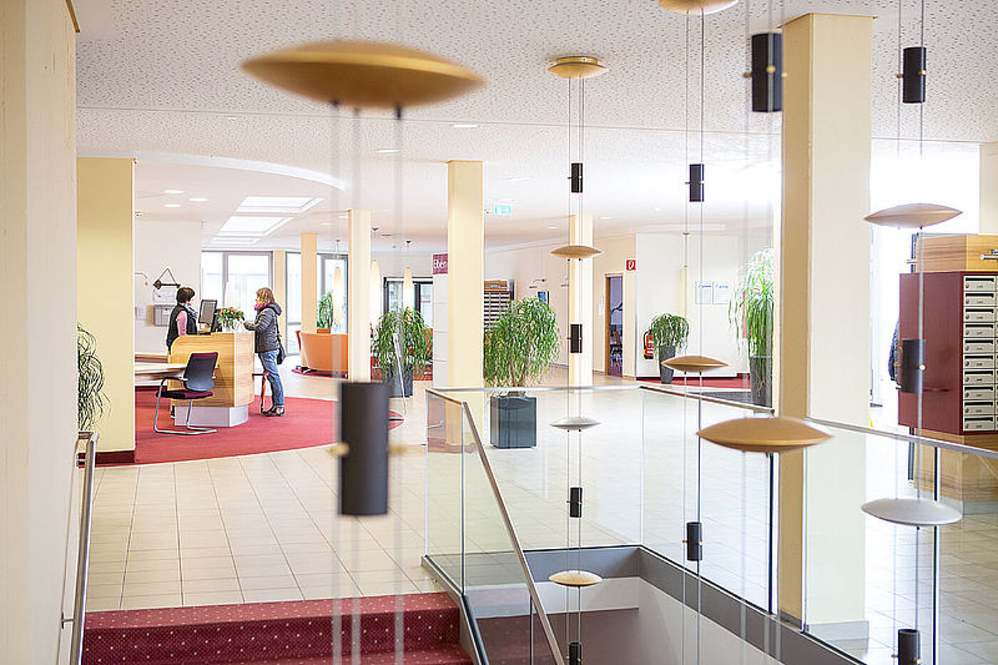 Blick in Eingangshalle mit Rezeption in der Klinik